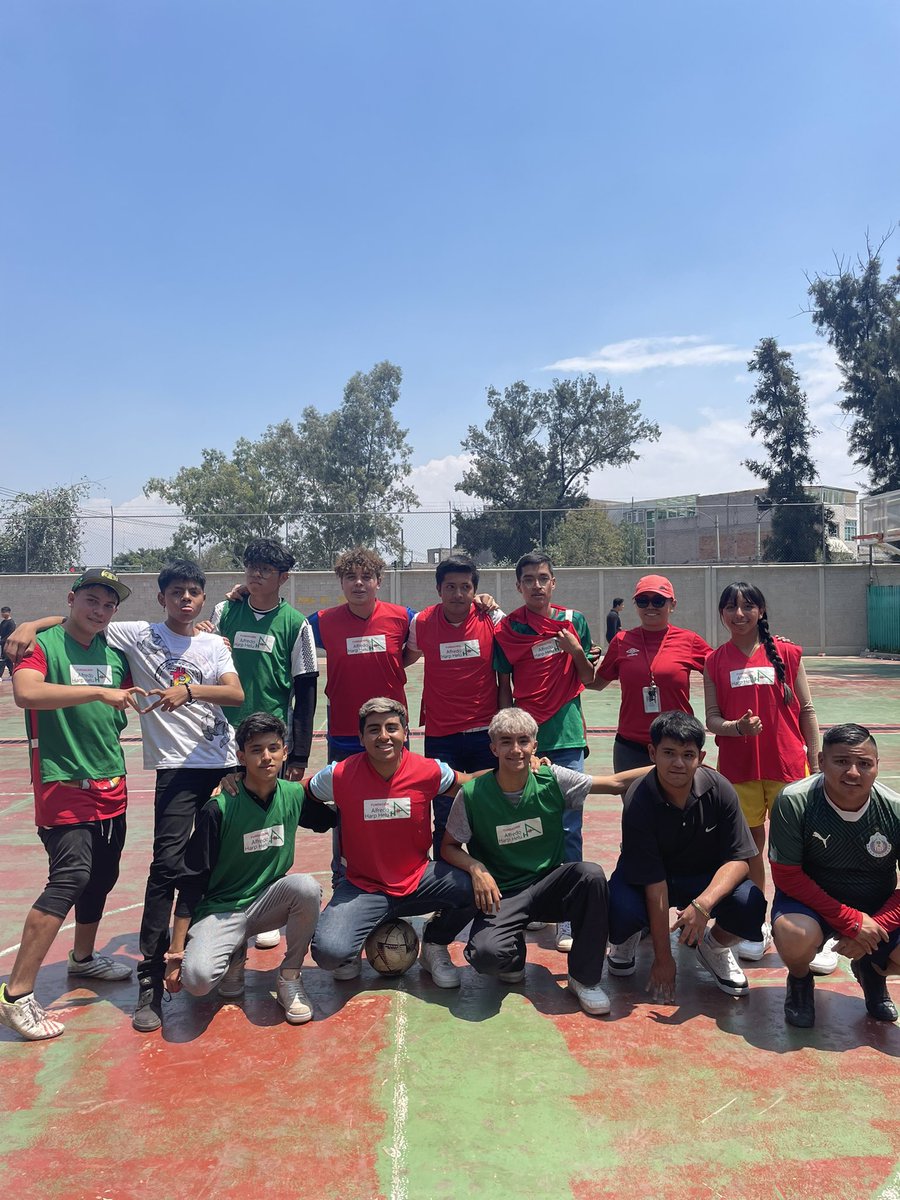 Cb9Aragon's tweet photo. Con los colores patrios de @FAHHdeporte iniciamos las retas de fútbol  con los estudiantes del Colegio de Bachilleres plantel 09 Aragón. https://t.co/ImDSrrGqyd