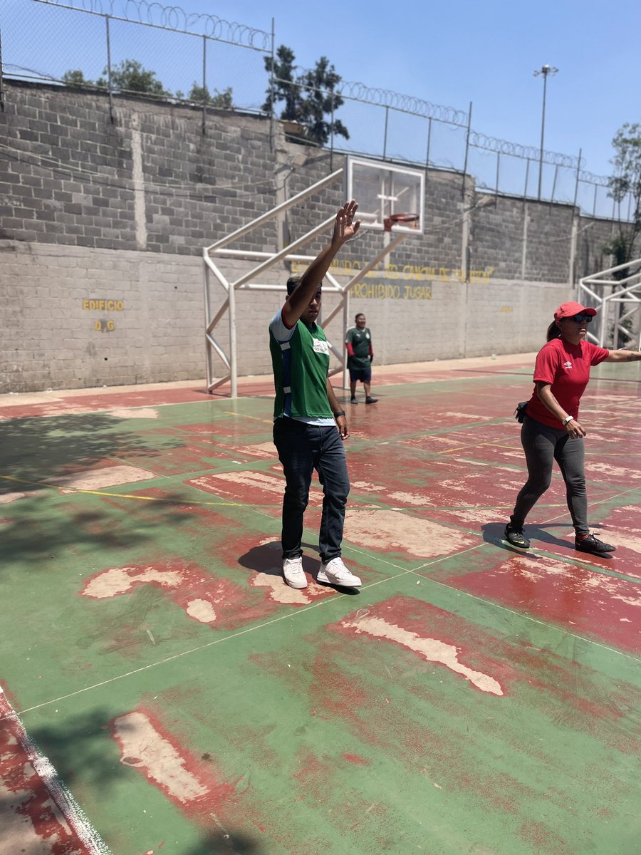 Cb9Aragon's tweet photo. Con los colores patrios de @FAHHdeporte iniciamos las retas de fútbol  con los estudiantes del Colegio de Bachilleres plantel 09 Aragón. https://t.co/ImDSrrGqyd