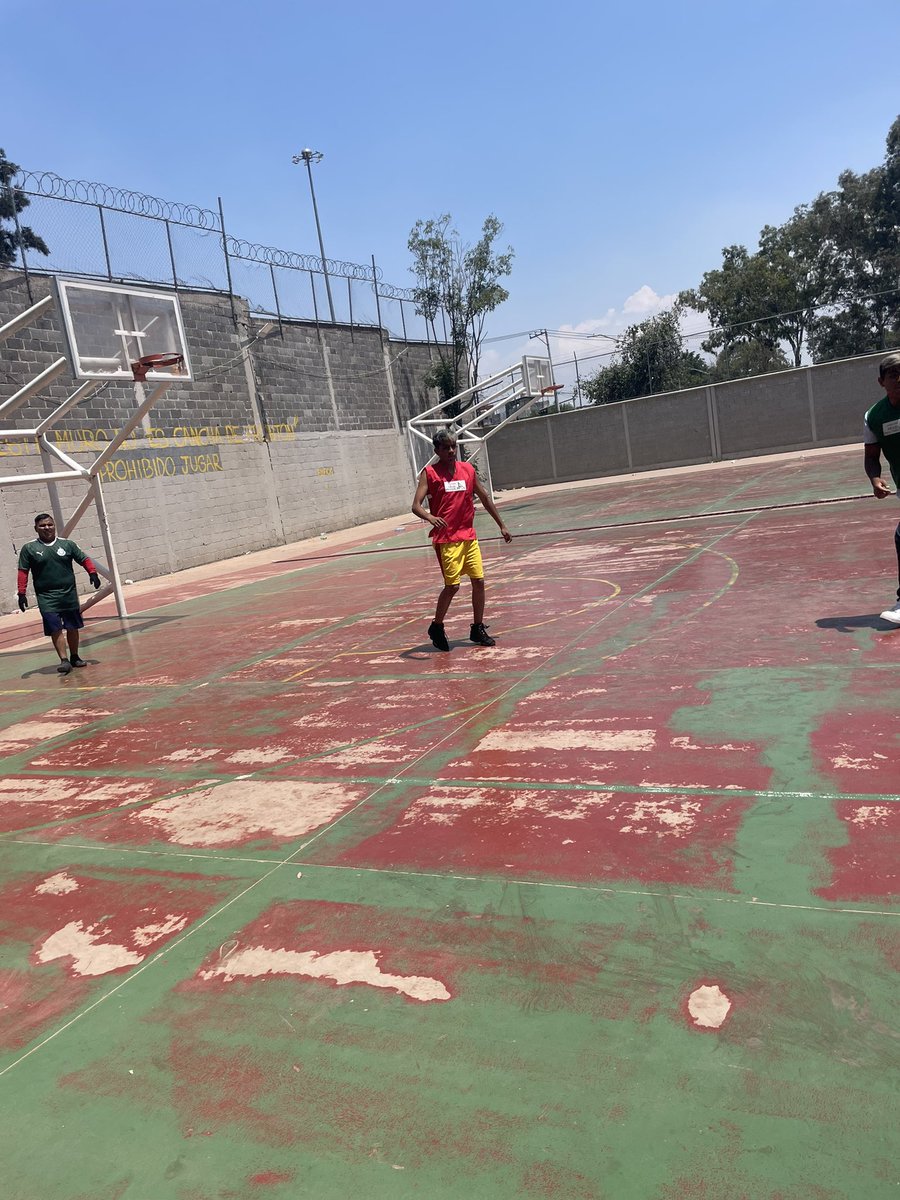 Cb9Aragon's tweet photo. Con los colores patrios de @FAHHdeporte iniciamos las retas de fútbol  con los estudiantes del Colegio de Bachilleres plantel 09 Aragón. https://t.co/ImDSrrGqyd