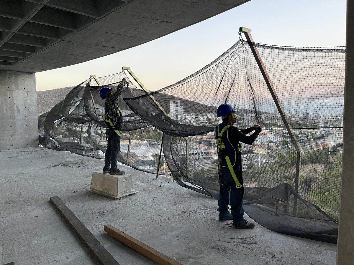 pricomx's tweet photo. Instalación de sistema T de redes anti caídas en el nivel 12 de la torre ORHUS en Monterrey, N.L. https://t.co/TRkwWtx6XG