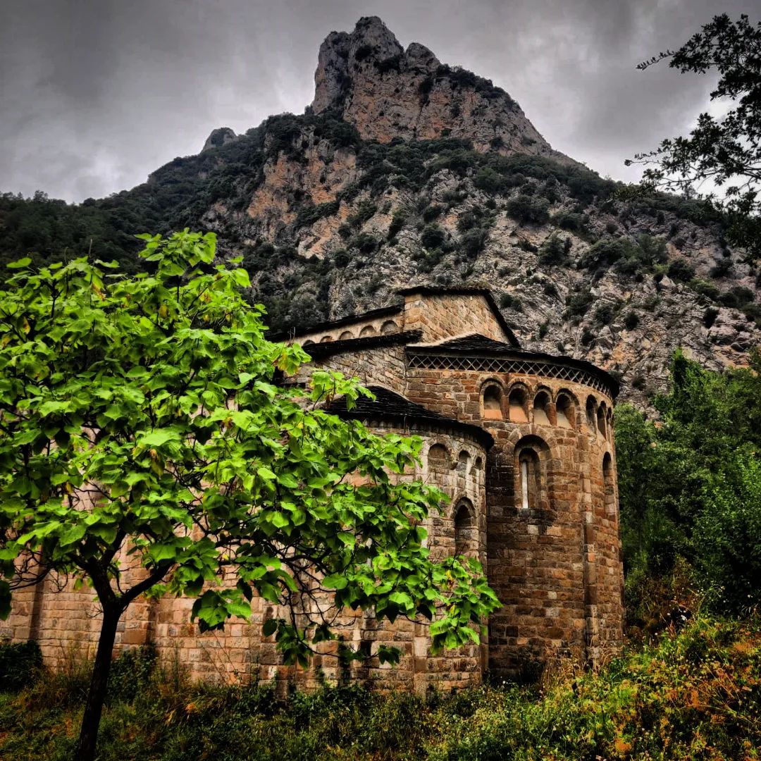 Huesca_LaMagia's tweet photo. La belleza del Monasterio de #Obarra ⛪, joya histórica a orillas del río Isábena 💧. Este enclave de ensueño te espera para vivir momentos inolvidables. ¡Ven y déjate llevar por su magia! 😍🌄
Fotografía de https://t.co/7U2tsdexpU https://t.co/XjzNiyZex4
