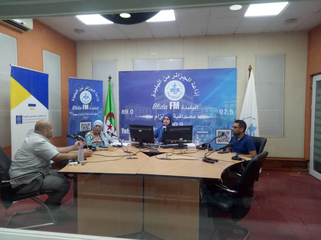 CeimiOfficiel's tweet photo. يواصل CEIMIمجهوداته لدعم الإنتاج الوطني، حيث شارك السيد حماني محمد و السيد كريم بوتلنج رئيس وحدة الفنون التشكيلية و الطباعة في حصة بإذاعة البليدة خصصت لمناقشة الدخول المدرسي و كيفية دعم إنتاجية دائمة و ذات نوعية للأدوات البداغوجية التي نسعى لتكون في متناول جميع فئات المجتمع https://t.co/XH3jQU25tC