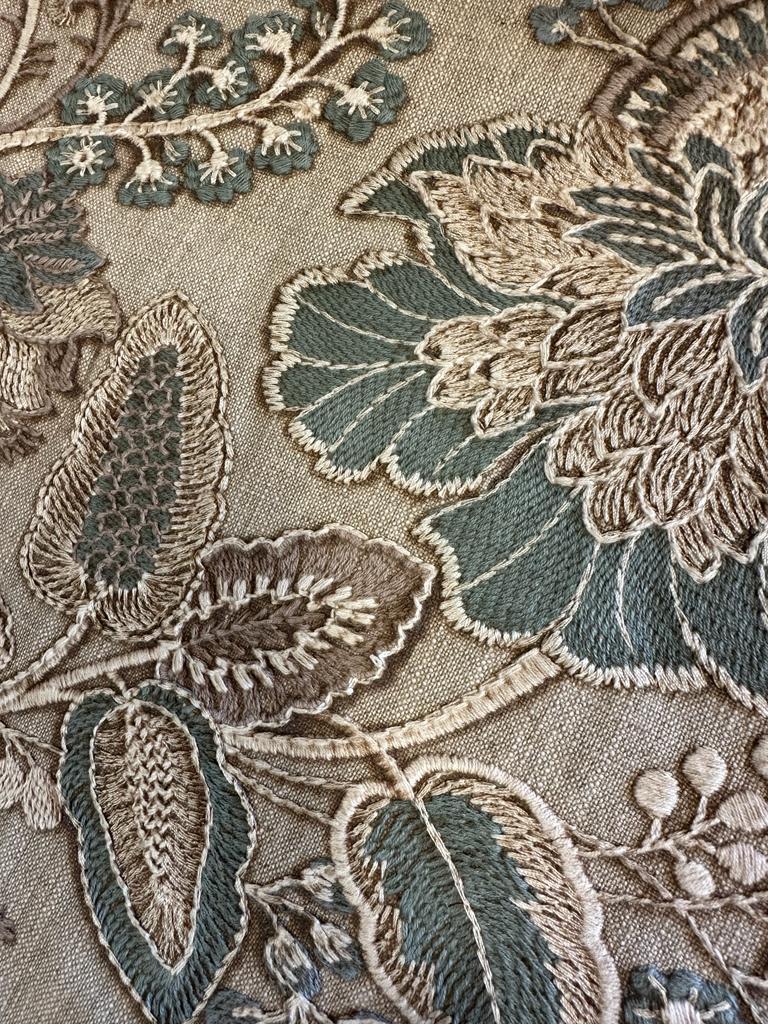 InsiderDealings's tweet photo. We had a sneak preview of the new collection from @Colefax_Fowler this morning and oh my goodness - stunning!
Can’t wait for the sample books to arrive and use them for a project!
#embroideredlinen #fabrics #autumncollections #curtains #carpets #wallpaper #chiswick https://t.co/TvBBsTcQY9