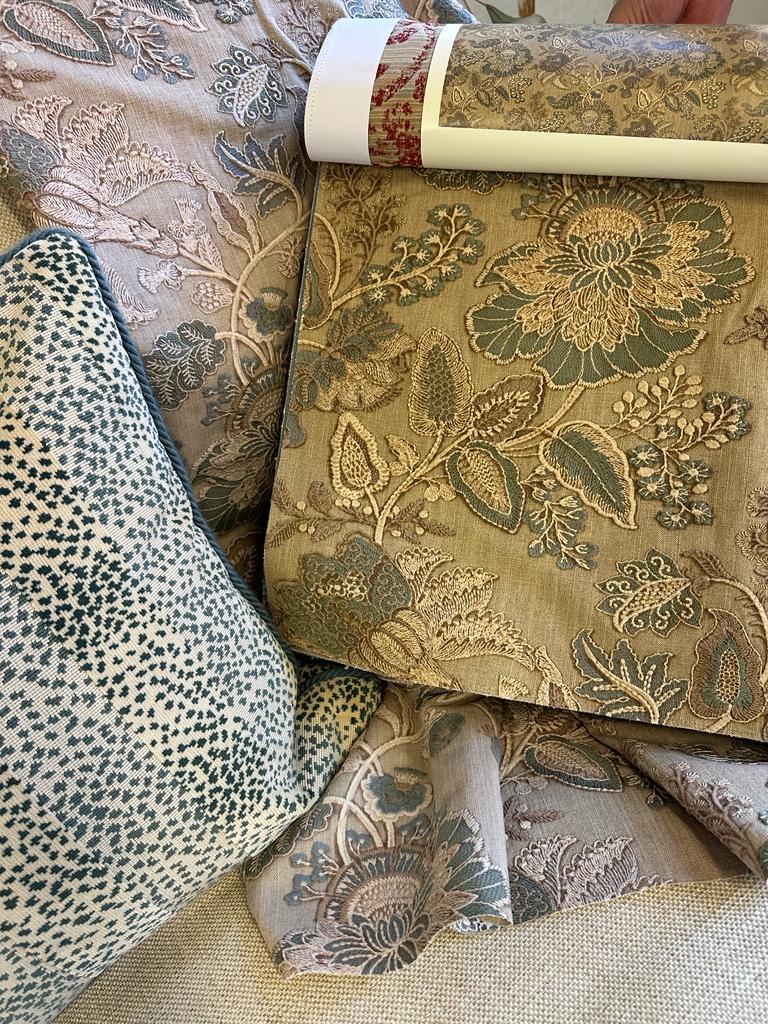InsiderDealings's tweet photo. We had a sneak preview of the new collection from @Colefax_Fowler this morning and oh my goodness - stunning!
Can’t wait for the sample books to arrive and use them for a project!
#embroideredlinen #fabrics #autumncollections #curtains #carpets #wallpaper #chiswick https://t.co/TvBBsTcQY9