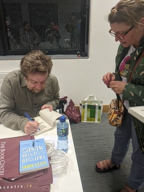 stpaulscclib's tweet photo. Great to meet author Kevin Barry tonight @WaterfordLibs staff book club outing  @jcsplibraries https://t.co/AEAuLWBYlZ