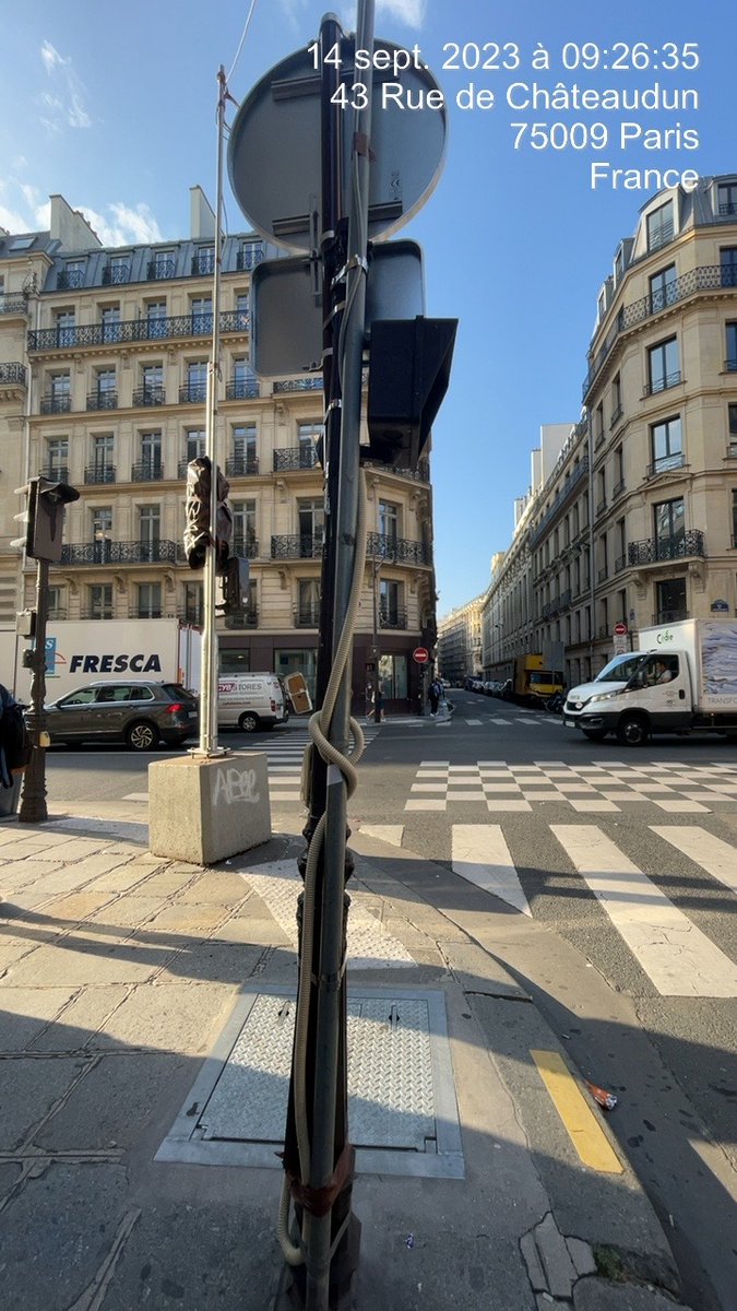 DidierRykner's tweet photo. #CestbeauParis : au premier plan, panneau routier bricolé en feu, au second plan feu dans un bloc de béton (typiquement hidalguesque).
#saccageparis https://t.co/UCnOKg43cf