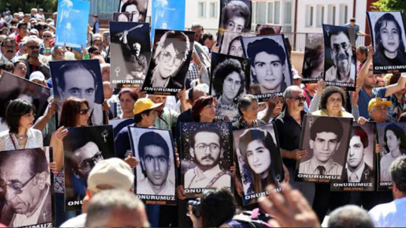 Sivas katliamında bugün son sanıklar hakkında da düşme kararı verilmiş…

İnsanlığa karşı işlenen suçlarda zamanaşımı olmazdı güya…

Zamanaşımı mı zamanhışımı mı karar veremedim… 

Bazı cezalar mahşere kalmamalı…
#SivasKatliamınıUnutmadık