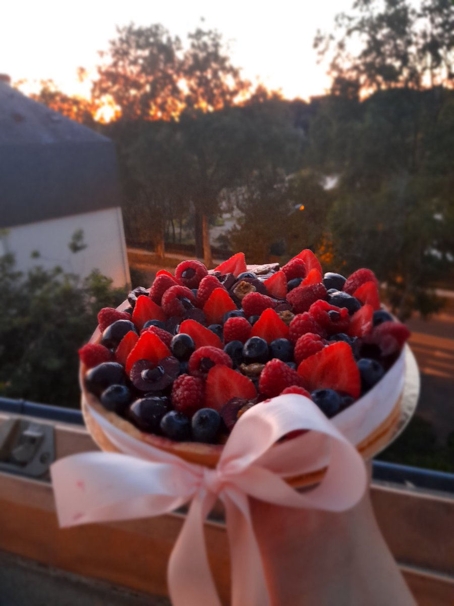 Une de mes récentes créations 
--&gt; tarte pistache fruits rouge