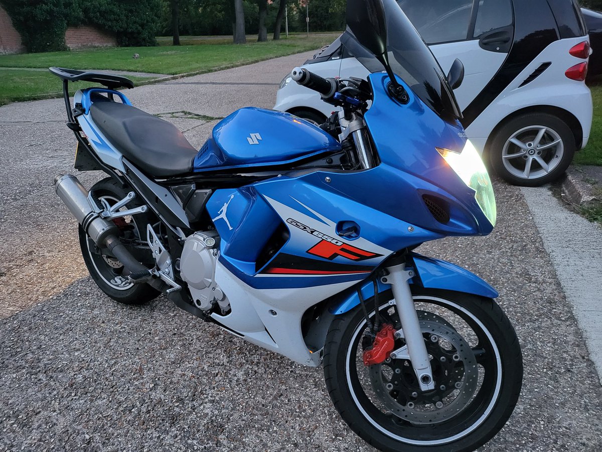 Mark_Tucker8's tweet photo. Got home from London early at around 19:00 and had me some spontanius bike time. Solo rode around my area and the town centre as the sun set. Just me and my thoughts inside the crash lid.👌🏍💨 https://t.co/Yr54cnEj1P