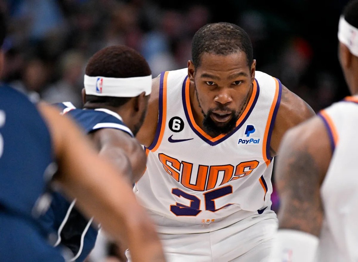 nachomiranda14's tweet photo. El dueño de los Suns, Mat Ishbia, anunció a principios de este año que el equipo retiraría sus juegos de la televisión por cable.

Al ofrecer los juegos de forma gratuita en canales locales, aproximadamente 2 millones de personas más podrían ver los juegos de los Suns.

"No estamos enfocados en el dinero. Nos enfocamos en ganar, tener éxito y cuidar a los fanáticos".

Pero ahora Mat Ishbia va un paso más allá.

Los Suns están regalando antenas de televisión indoor de forma gratuita a cualquier fan que no tenga una suscripción de televisión por cable.

Simplemente ingresas a su sitio web, completas un formulario y ellos te enviarán la antena a tu casa.

ESPECTACULAR