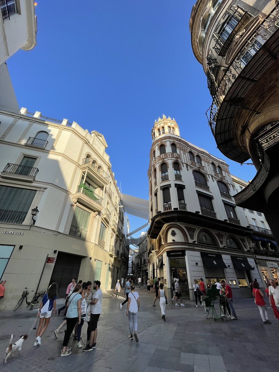 #Sevilla #originalart #14septiembre #bookstagram #facades #citilife #streetgoals
#cityscape #streetgoals #pictureoftheday #doors #doorsandwindows #librosymaslibros 
#art #arq #interior #Artist  #color #photo mía