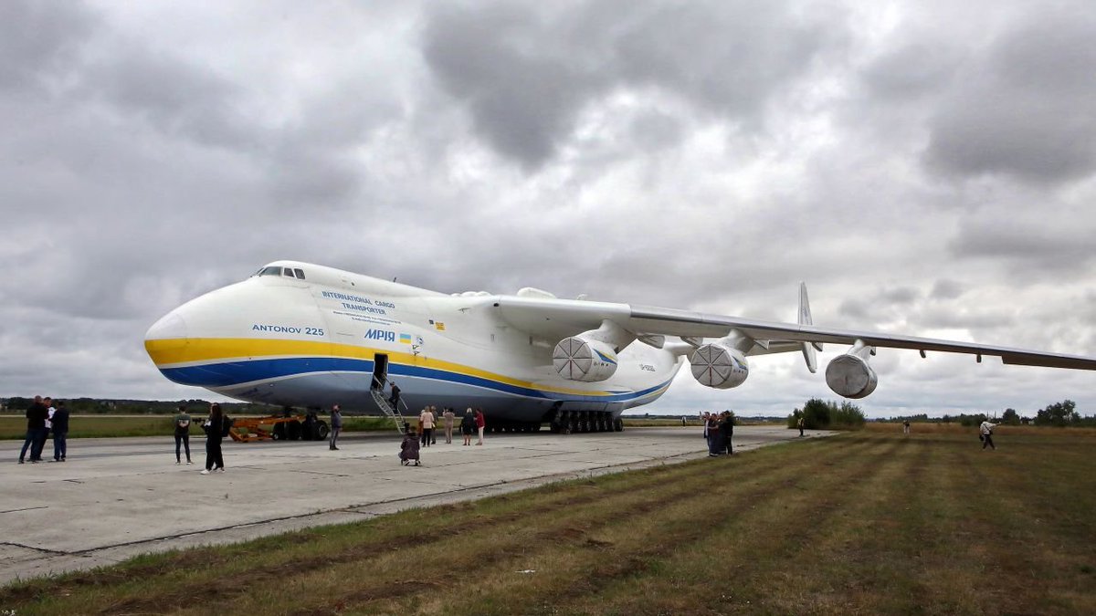 quirkquests's tweet photo. The largest aircraft in the world was the Antonov An-225.

The 6-engine 84-metre-long aircraft, known as “Mriya”, with its 32-wheel landing gear, first took to the skies in 1988.

It was destroyed in an attack on its base at  Hostomel/Gostomel airport in Ukraine on Feb. 27, 2022. https://t.co/6gFfMugQCE