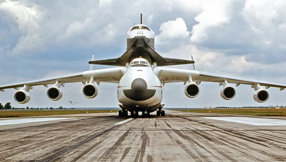 quirkquests's tweet photo. The largest aircraft in the world was the Antonov An-225.

The 6-engine 84-metre-long aircraft, known as “Mriya”, with its 32-wheel landing gear, first took to the skies in 1988.

It was destroyed in an attack on its base at  Hostomel/Gostomel airport in Ukraine on Feb. 27, 2022. https://t.co/6gFfMugQCE