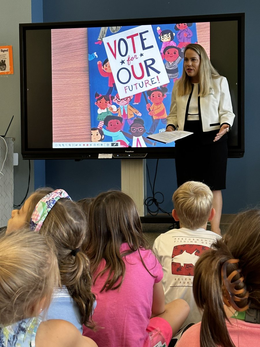 librarymade20's tweet photo. What a fun talk @WilchesterSBISD 2nd and 3rd grade classes to experience today. With Constitution Day tomorrow, students got to listen to a HBA attorney read a book and answer questions about voting and being a lawyer. @SBISD @SBISDLibraries https://t.co/fpdrTarEhB
