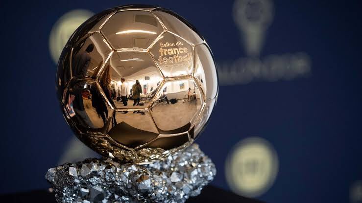 ValvRmfc's tweet photo. Ballon do’r winners since 2005 if the award was fair :

2005 : Ronaldinho 🇧🇷
2006 : Cannavaro 🇮🇹
2007 : Kaka 🇧🇷
2008 : Cristiano Ronaldo 🇵🇹
2009 : Lionel Messi 🇦🇷
2010 : Wesley Sneijder 🇳🇱
2011 : Lionel Messi 🇦🇷
2012 : Lionel Messi 🇦🇷
2013 : Cristiano Ronaldo 🇵🇹
2014 : Cristiano Ronaldo 🇵🇹
2015 : Lionel Messi 🇦🇷
2016 : Cristiano Ronaldo 🇵🇹
2017 : Cristiano Ronaldo 🇵🇹
2018 Cristiano Ronaldo 🇵🇹
2019 : Virgil Van Dijk 🇳🇱
2020 : Robert Lewandowski 🇵🇱
2021 : Robert Lewandowski 🇵🇱
2022 : Karim Benzema 🇫🇷
2023 : Erling Haaland 🇳🇴