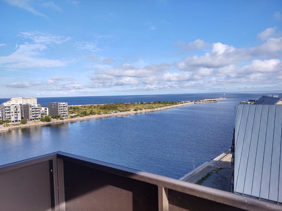 klogglol's tweet photo. @sanseikawaii This was my view at work today. https://t.co/bfYsXYJ1q5