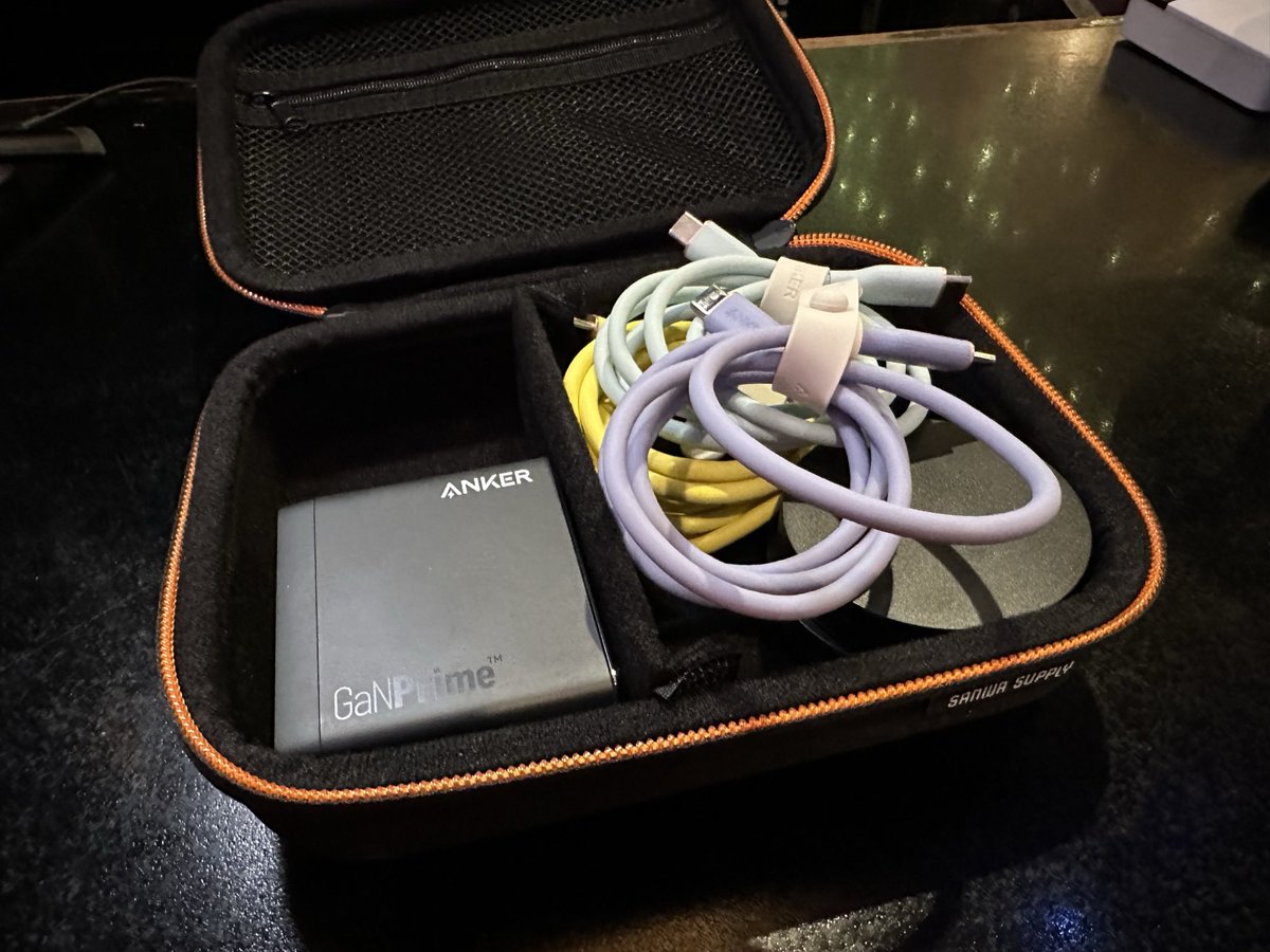 machico2ch's tweet image. マチコのガジェット①
お泊りセットはこんな感じ！
・Anker 747 Charger
・Anker USBケーブル×3
・ELECOM ワイヤレス充電器（MagSafe対応）×2
ガジェットポーチに入れて持ち歩きます！
#ガジェット 
#充電器 
#USBケーブル