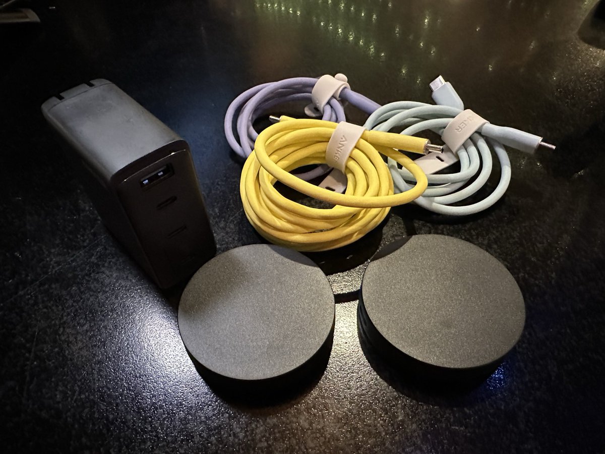 machico2ch's tweet image. マチコのガジェット①
お泊りセットはこんな感じ！
・Anker 747 Charger
・Anker USBケーブル×3
・ELECOM ワイヤレス充電器（MagSafe対応）×2
ガジェットポーチに入れて持ち歩きます！
#ガジェット 
#充電器 
#USBケーブル