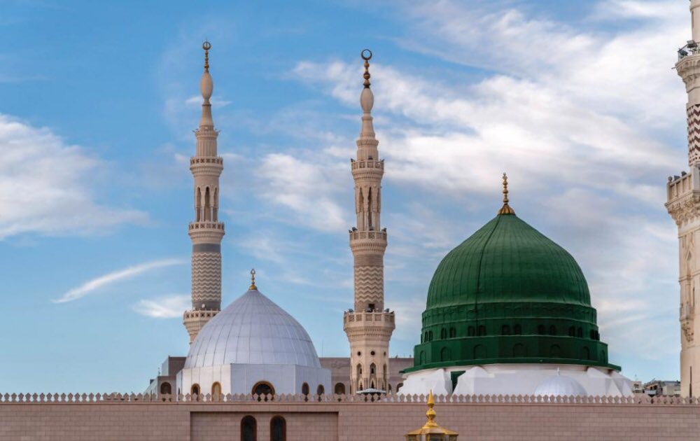 هُوَ رَحْمةٌ لِلعَالَمِينَ… فَلا تَلُمْ
جِذْعاً غَدَاةَ فِرَاقِهِ… يَبْكِي عَلَيهْ!

إنْ كانَ ذَاكَ الجِذْعُ يَبْكِي لَهْفةً
أَيُلامُ قَلْبٌ نَابضٌ… يَهْـفُو إلَيهْ؟!
 
يا رَبِّ… واجْمَعْنَا بِهِ في جَنَّةٍ
نَهْنَا بِصُحْبَتِهِ ونَشْرَبُ مِنْ يَدَيهْ
#صلوا_عليه ﷺ
#عيسى_جرابا