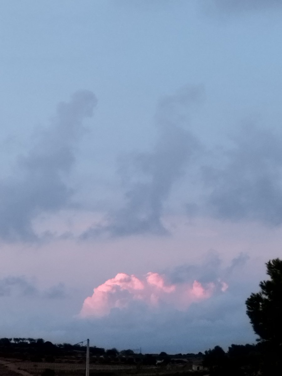 misaliko's tweet photo. Lastaj rozkoloraj lumoj sur la nuboj, dume la suno kaŝiĝas malantaŭ la montoj. #esperanto https://t.co/iBb85F3hNP