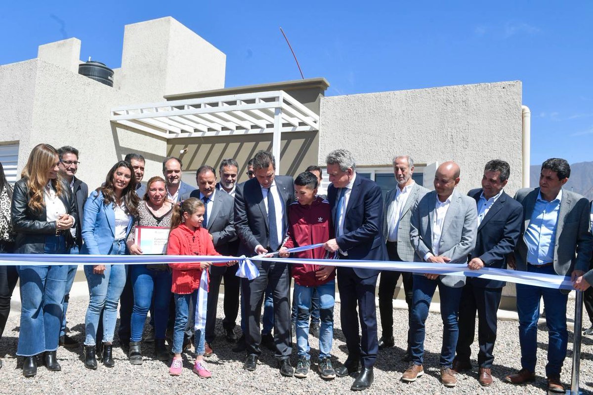 RossiAgustinOk's tweet photo. El sueño de la casa propia se hace realidad solo si hay un Estado presente comprometido con poner fin a las desigualdades. En #LaRioja, junto a @SergioMassa, @smaggioti, @vtolosapaz y @QuintelaRicardo entregamos 529 viviendas.
Seguimos fortaleciendo el Norte Grande. https://t.co/rGm5VGZTod