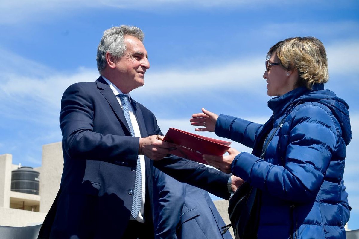 RossiAgustinOk's tweet photo. El sueño de la casa propia se hace realidad solo si hay un Estado presente comprometido con poner fin a las desigualdades. En #LaRioja, junto a @SergioMassa, @smaggioti, @vtolosapaz y @QuintelaRicardo entregamos 529 viviendas.
Seguimos fortaleciendo el Norte Grande. https://t.co/rGm5VGZTod
