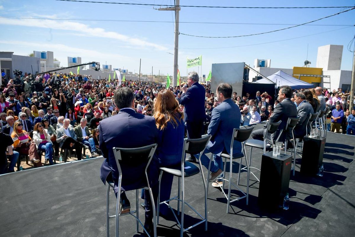 RossiAgustinOk's tweet photo. El sueño de la casa propia se hace realidad solo si hay un Estado presente comprometido con poner fin a las desigualdades. En #LaRioja, junto a @SergioMassa, @smaggioti, @vtolosapaz y @QuintelaRicardo entregamos 529 viviendas.
Seguimos fortaleciendo el Norte Grande. https://t.co/rGm5VGZTod
