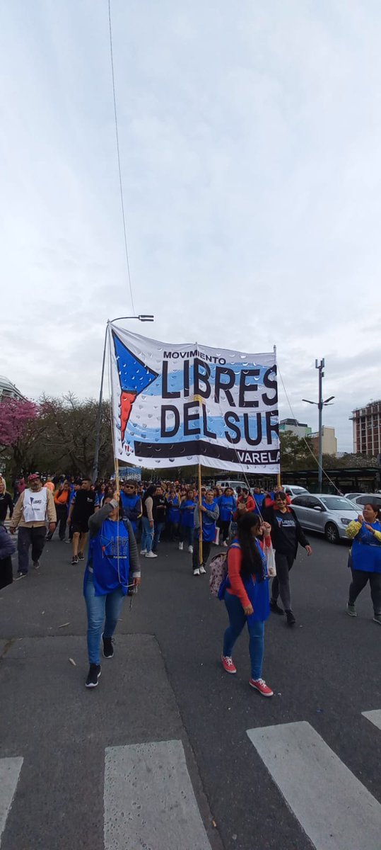 Libresdelsurfv's tweet photo. #Ahora estamos movilizando hacía Plaza de Mayo para decirle #NoAlAjuste, no a la derecha y sus recetas de hambre hacia el pueblo trabajador.
Exigimos aumento del salario mínimo y congelamiento de precios que le ganen a la inflación.
Además, reclamamos alimentos para los comedores https://t.co/Tc7mhsYOGW