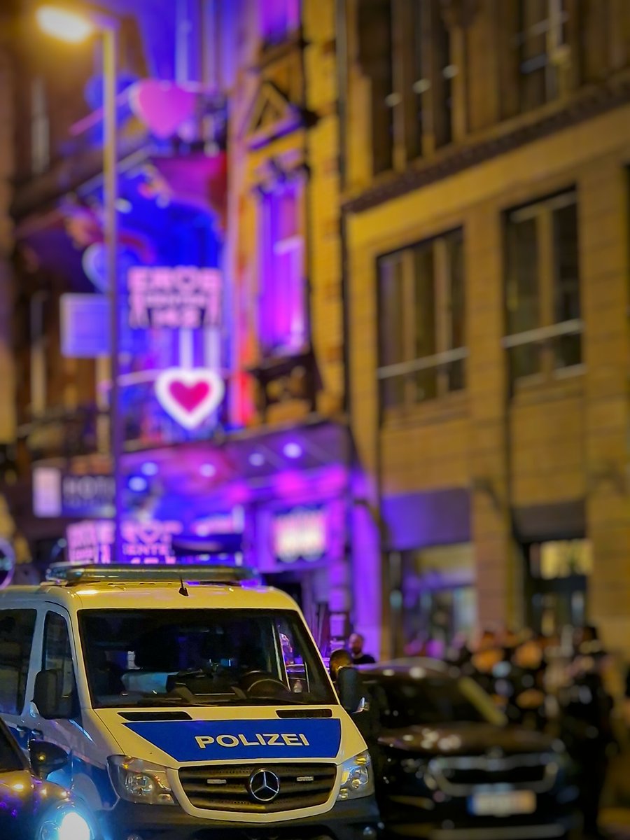 Polizei_Ffm's tweet photo. Die Kontrollen im #Bahnhofsgebiet laufen noch.

Wir vom Social Media Team verabschieden uns für heute aus dem Einsatz, sagen #gude Nacht und bis zum nächsten Mal!

#Ffm1409 #Frankfurt https://t.co/2VhCmw65Rn