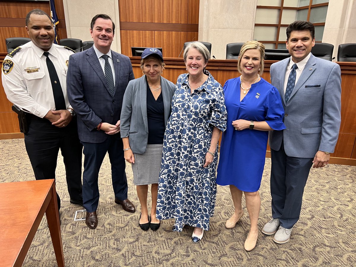 JulieSStokes's tweet photo. Pleased to welcome ⁦@UofNO⁩ 8th President, Dr Kathy Johnson to New Orleans.  #unoproud https://t.co/waaeZRi2M3