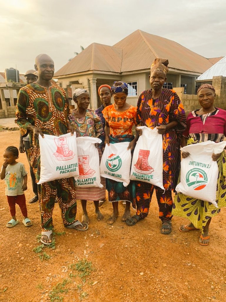 Gbade_Ayo's tweet photo. This is a short highlight of Oyo State Safer food palliatives 2023  been disbursed to entire 33LGA so as to ease the people of Oyo State of the effect of the economic hardship facing the entire nation due to subsidy removal
#OyoSaferPalliaitive2023
#SeyiMakinde https://t.co/LRBXua6UiJ