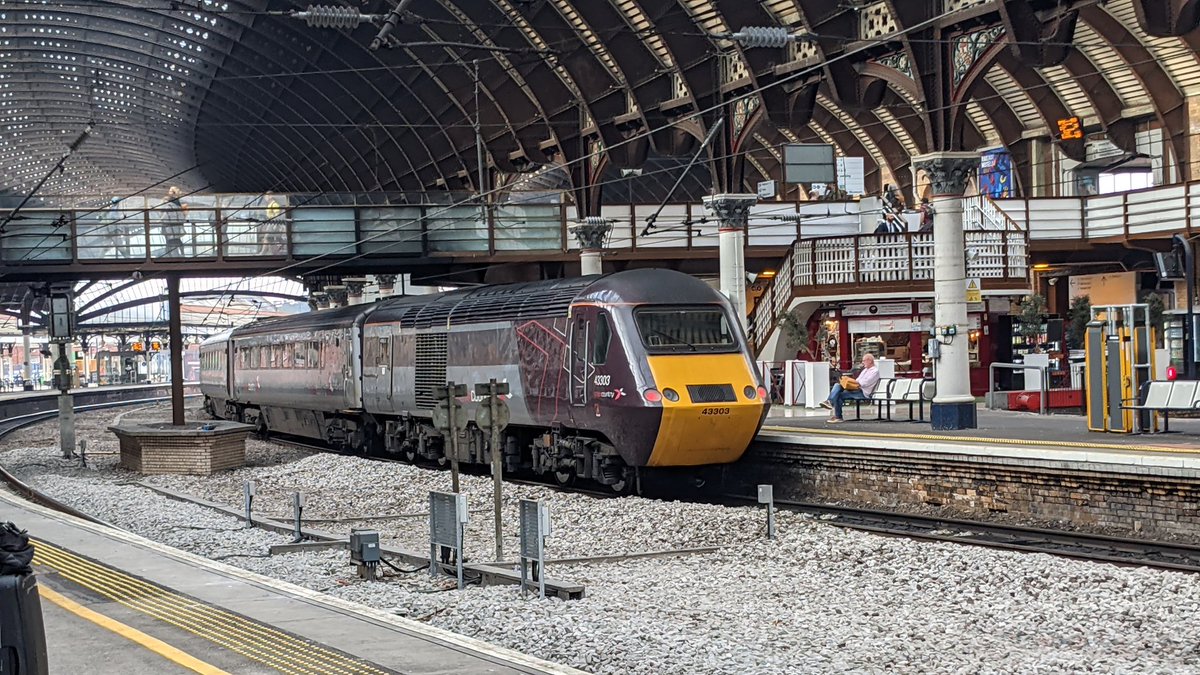 Here is a Class 43 43307 working the 08:45 service to Plymouth.. These trains are to be gone by mid-end September, so get them whilst they can! (imagine skipping school just for the farewell event) #trains #class43 #york #farewell