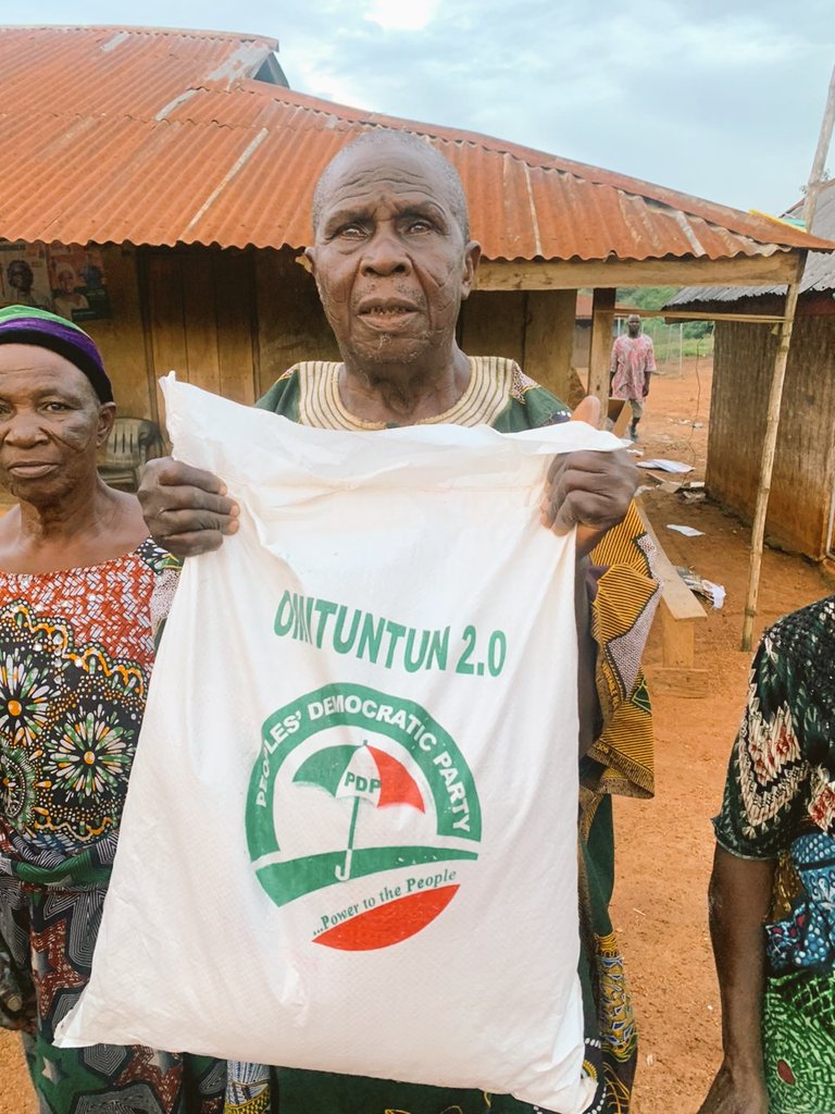 Gbade_Ayo's tweet photo. This is a short highlight of Oyo State Safer food palliatives 2023  been disbursed to entire 33LGA so as to ease the people of Oyo State of the effect of the economic hardship facing the entire nation due to subsidy removal
#OyoSaferPalliaitive2023
#SeyiMakinde https://t.co/LRBXua6UiJ
