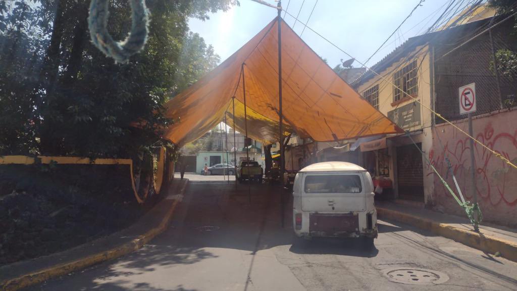 TlalpanVecinos's tweet photo. Vecinos de Santa Úrsula Xitla les traigo malas noticias. 
Debido a los usos y costumbres, van a cerrar este 15 de septiembre la calle Camino a Santa Úrsula Xitla, entre Textitlán y Avelino Valencia, para que tomen sus precauciones. https://t.co/0tdDUkIy8m