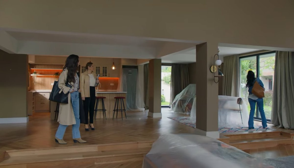nasrin_m7's tweet photo. he called a friend to find house for Leyla &amp; the house was next to him, lf Kenan doesn't remember that he called to find house for her in next ep,it means Dogan was actually the one went w/ her the night before😱and Dogan is trying to control her by being close.
#BambaşkaBiri https://t.co/gVICTOPYNO