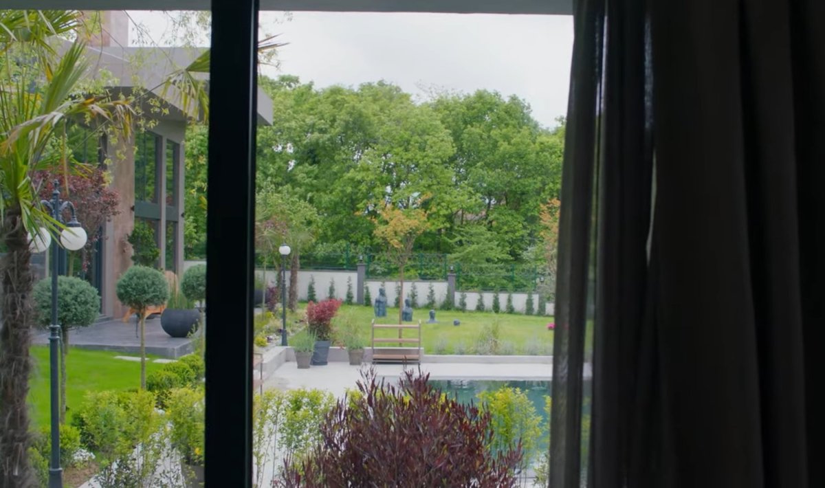 he called a friend to find house for Leyla &amp; the house was next to him, lf Kenan doesn't remember that he called to find house for her in next ep,it means Dogan was actually the one went w/ her the night before😱and Dogan is trying to control her by being close.
#BambaşkaBiri