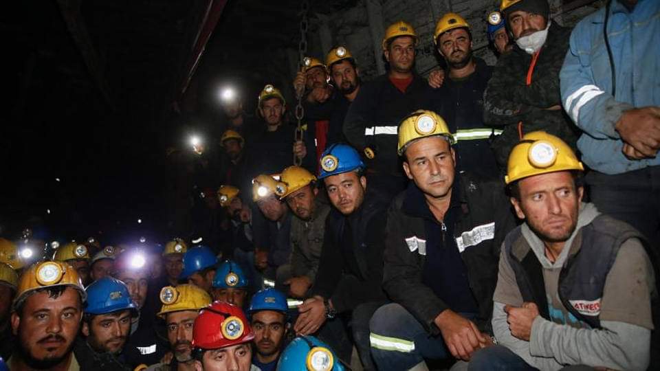 kurtuluspartisi's tweet photo. Zafer Direnen Emekçilerin Olacak
Gasp edilen hakları için direnen işçilerle dayanışmadayız
#SputnikGrevde
#İşçiDüşmanıAgrobay
#TrendyolDepoDireniyor
#MadenİşçisiDireniyor

https://t.co/np2gEhYw1z https://t.co/pJbkg4VXTY