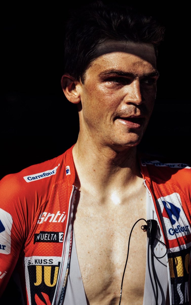 AtlantaRouleur's tweet image. Incredible shot from the mega 📸 talent, @therussellellis 

As a jersey collector with an acute attention to kit detail, my favorite part is Sepp’s name on the Maillot Rojo 🇺🇸🔥

And his facial expression 😎🏆

🔴 Paging @cycIingpics 🔴

#Sepp #SeppKuss #LaVuelta2023 #LaVuelta