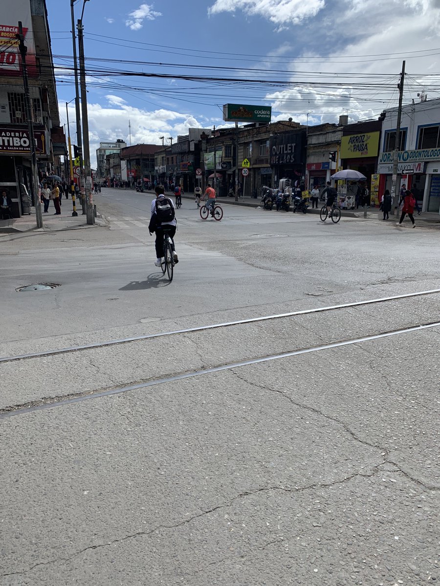 KlistmanRomero's tweet photo. Srs @TransMilenio  por que dicen que las rutas alimentadoras de Fontibon no funcionan porqué hay bloqueo en las vías , camine desde el portal dorado hasta la 104 y no vi ningún bloqueo ¿Nos explican ?@Supertransporte https://t.co/nNd6sPRQmp
