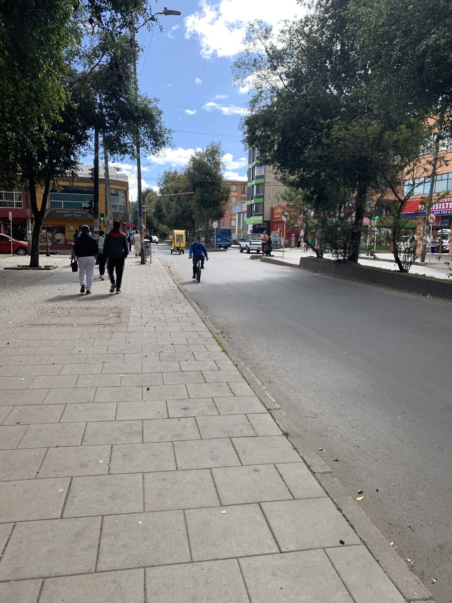 KlistmanRomero's tweet photo. Srs @TransMilenio  por que dicen que las rutas alimentadoras de Fontibon no funcionan porqué hay bloqueo en las vías , camine desde el portal dorado hasta la 104 y no vi ningún bloqueo ¿Nos explican ?@Supertransporte https://t.co/nNd6sPRQmp