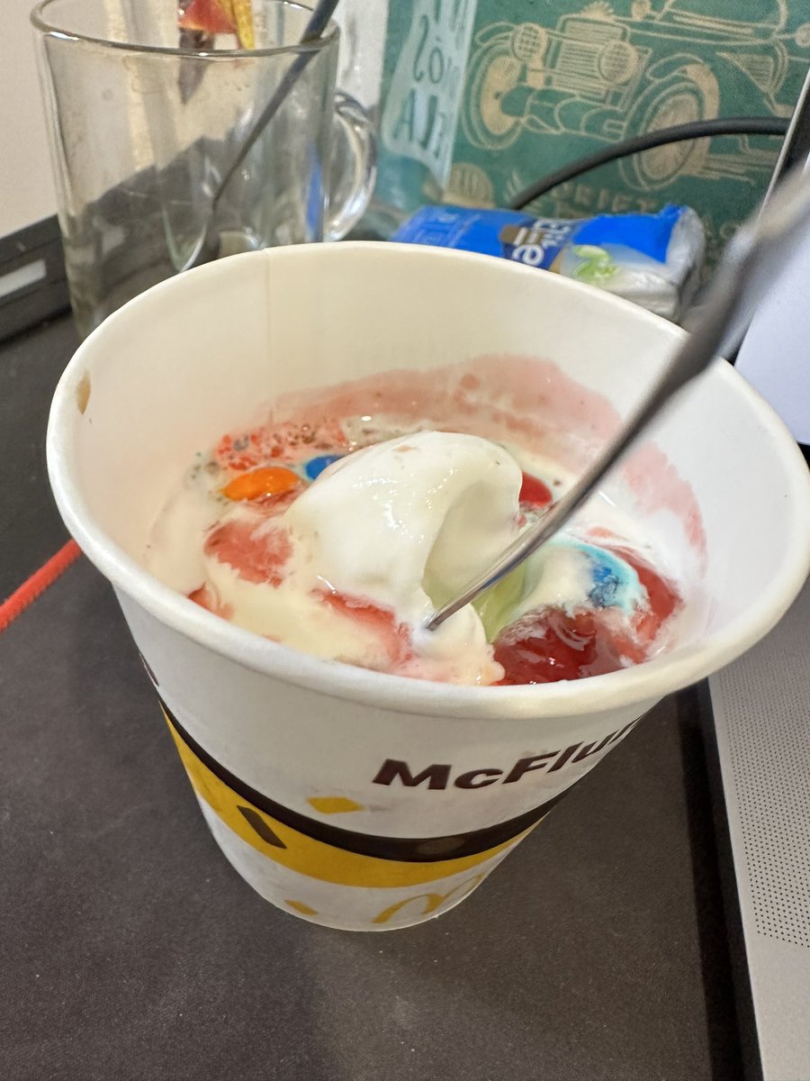 Juecart's tweet photo. @McDonalds_Cl @McDonalds así sirven los McFlurry en chile, casi medio vaso solamente, lo demás descaradamente vacío, no creo que estos sean sus entandares internacionales. Pero es una Estafa @SERNAC https://t.co/dJkDnblFlO