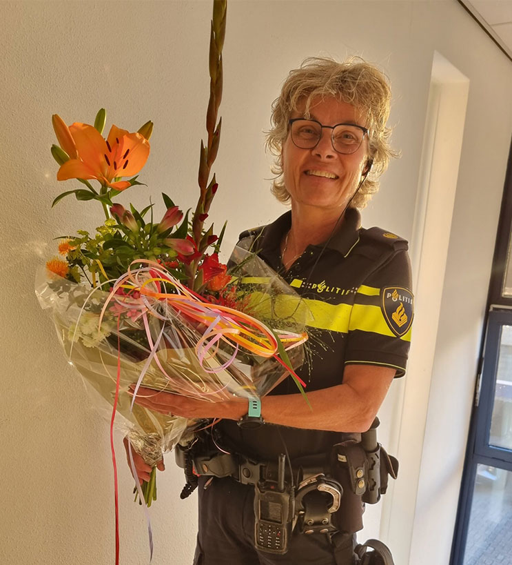 POL_Noordenveld's tweet photo. #Wijkagent Sjoerdtje heeft alerte bewoners van #Peize in het zonnetje gezet. Afgelopen augustus waarschuwden deze bewoners de #politie toen zij getuige waren van een #woninginbraak. Hierdoor kon de politie direct optreden en werd de woninginbreker op heterdaad aangehouden.
^RM https://t.co/zZyq1msyGm
