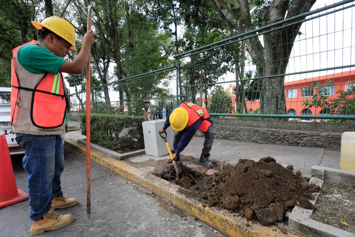 ahuedricardo's tweet photo. Inician los trabajos para la mejora de las condiciones de seguridad vial en la intersección que comprende las avenidas Manuel Ávila Camacho y Xalapa, de acuerdo con lo establecido el día de ayer ante autoridades y alumnado de la Fac. de Economía, Geografía y Estadística de la UV. https://t.co/gtvK1FRDFC
