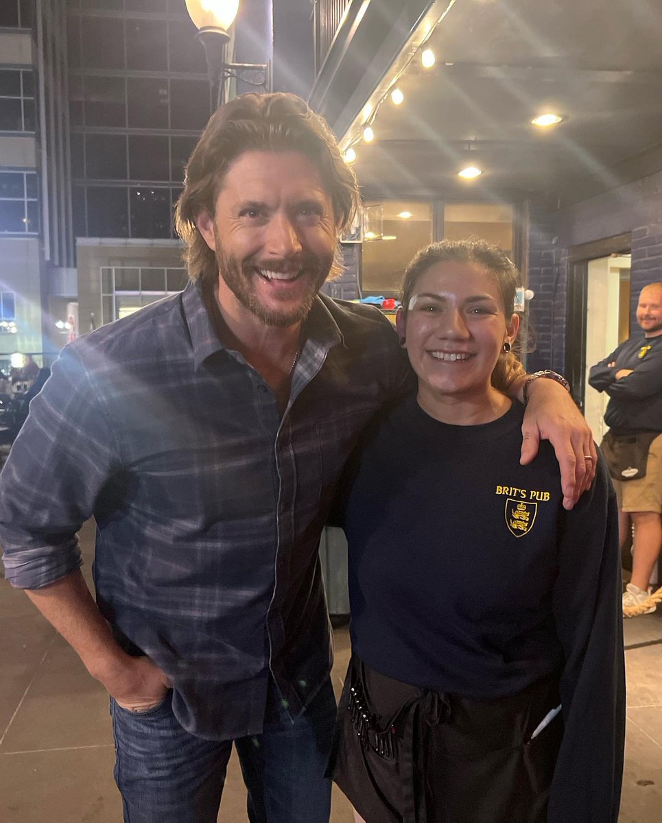 AcklesNews_'s tweet photo. Jensen Ackles with a fan.
September 9, 2023, Minneapolis MN
#AcklesNation #SPNFamily 
📷https://t.co/gj5U35Cavn https://t.co/rVonMCryIi