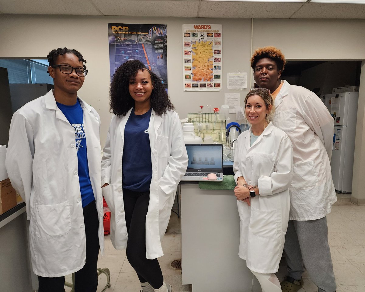 revealplant's tweet photo. Our monthly lab meeting #ECSU. Undergrads talked about their research activities for the past month and upcoming experiments 🧬🧫🌱🥼 (1 slide - good way to prepare for their next career steps 🪜). Also, cupcake 🧁 Thursday. #ECSUVikingsScience #HBCU #undergradsinthelab https://t.co/lYKKkWYNLs