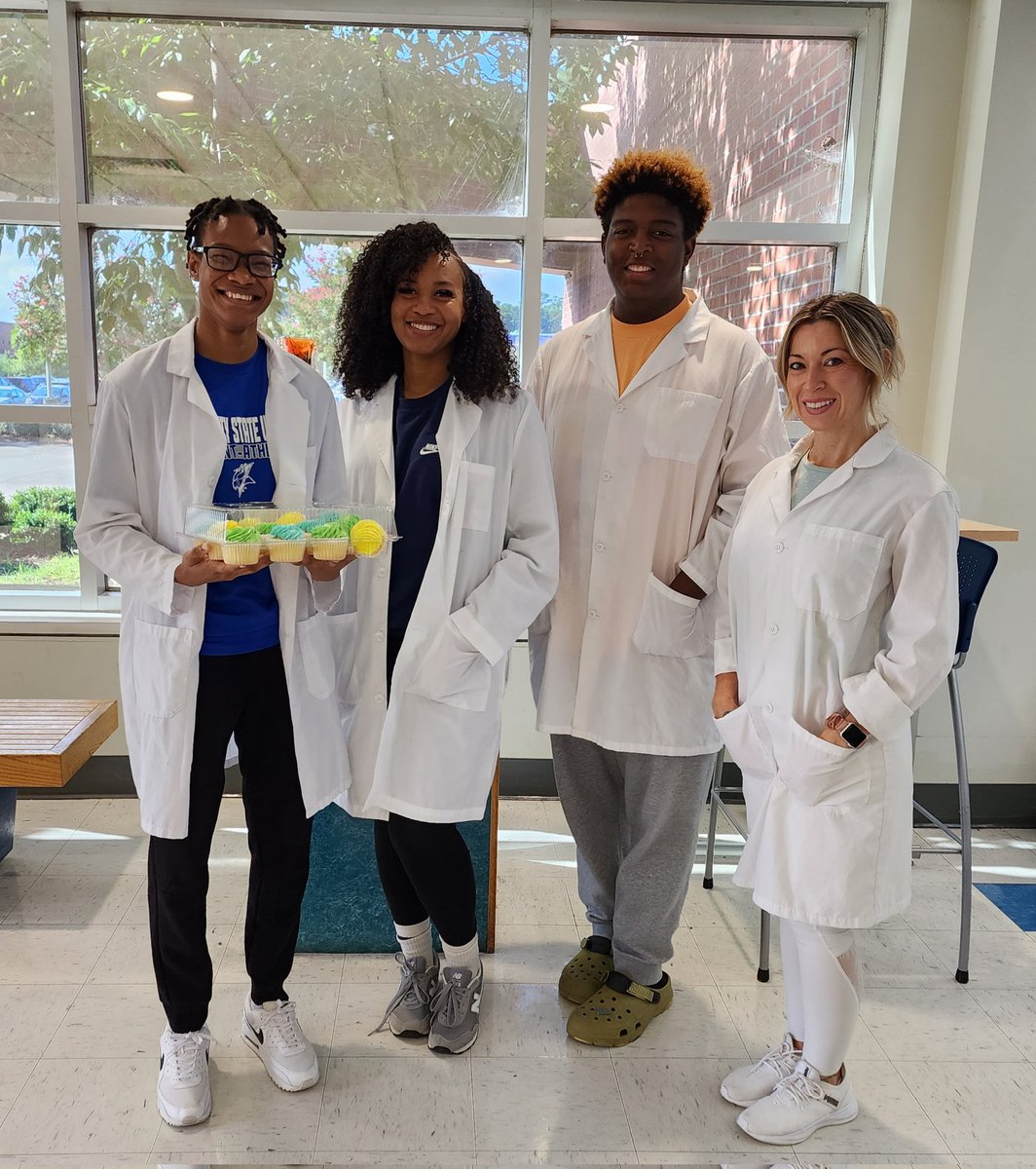 revealplant's tweet photo. Our monthly lab meeting #ECSU. Undergrads talked about their research activities for the past month and upcoming experiments 🧬🧫🌱🥼 (1 slide - good way to prepare for their next career steps 🪜). Also, cupcake 🧁 Thursday. #ECSUVikingsScience #HBCU #undergradsinthelab https://t.co/lYKKkWYNLs
