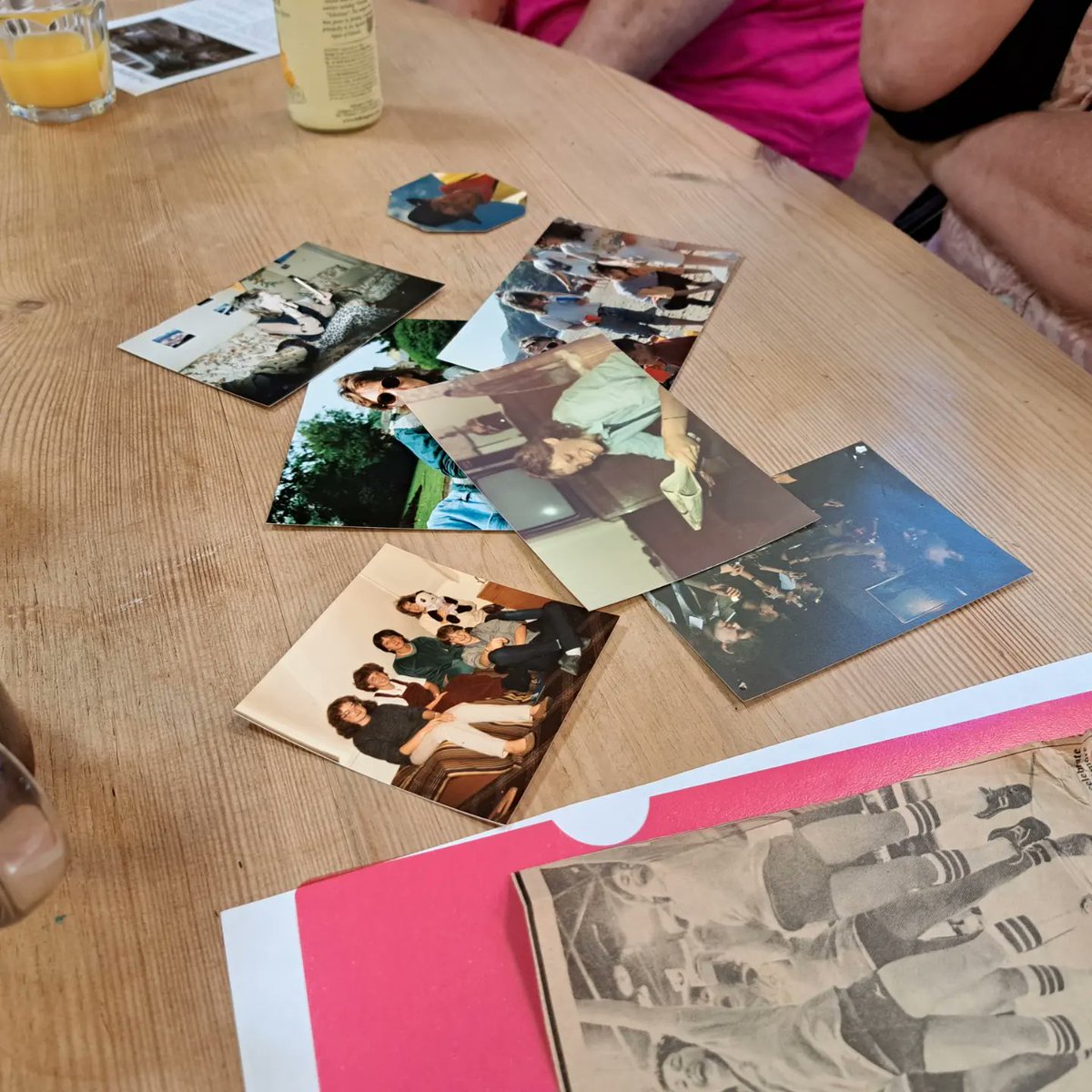 grainphotohub's tweet photo. Workshops in Shrewsbury exploring heritage and identity through photography and conversation with @lgbtSAND and artist #MingdeNasty
Supported by @HeritageFundUK
#lgbt+ #heritage #photography #photographyarchive #OlderPersons #withcourage https://t.co/sXEQrzunW3