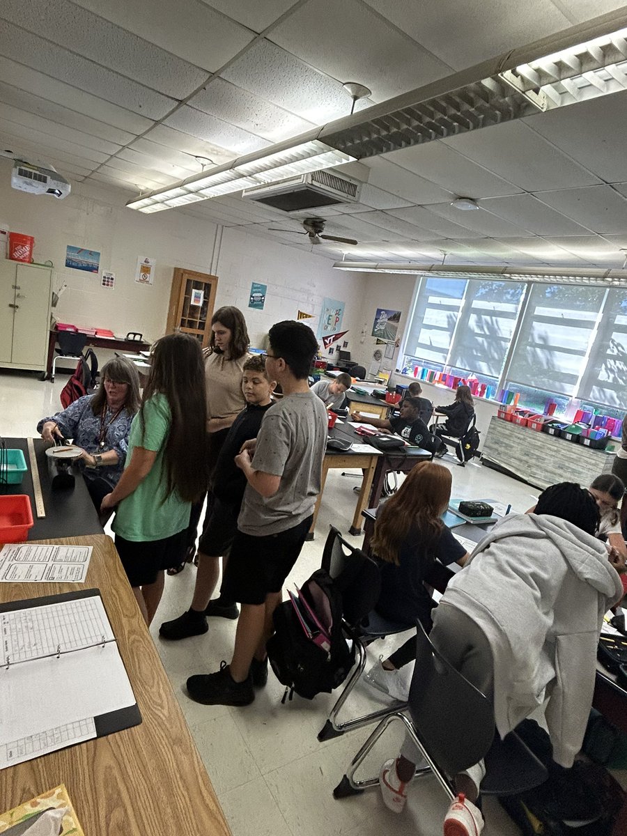 Hey, @ScienceSPS! Look at these students having fun with labs in Ms. Tarkenton’s class today! #SPSCreatesAchievers #EveryChargerEveryDay #SpicingUpInstruction #TheJoyOfLearning @KatelynLeitner1