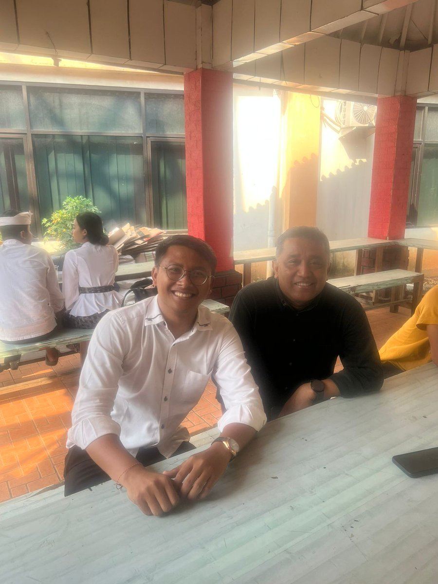 iwdarmawan17's tweet photo. Ketua KPU Bali
Bertemu beliau diskusi berbagai hal, pesan penting dari beliau adalah "KMHDI harus solid dr FA sampai kader di tingkat komisariat, tidak masalah berbeda sikap dan pandangan politiknya karena justru akan menjadikan kita semakin besar".
#kmhdi 
#iwdarmawan 
#KPU https://t.co/9RONSljqEp