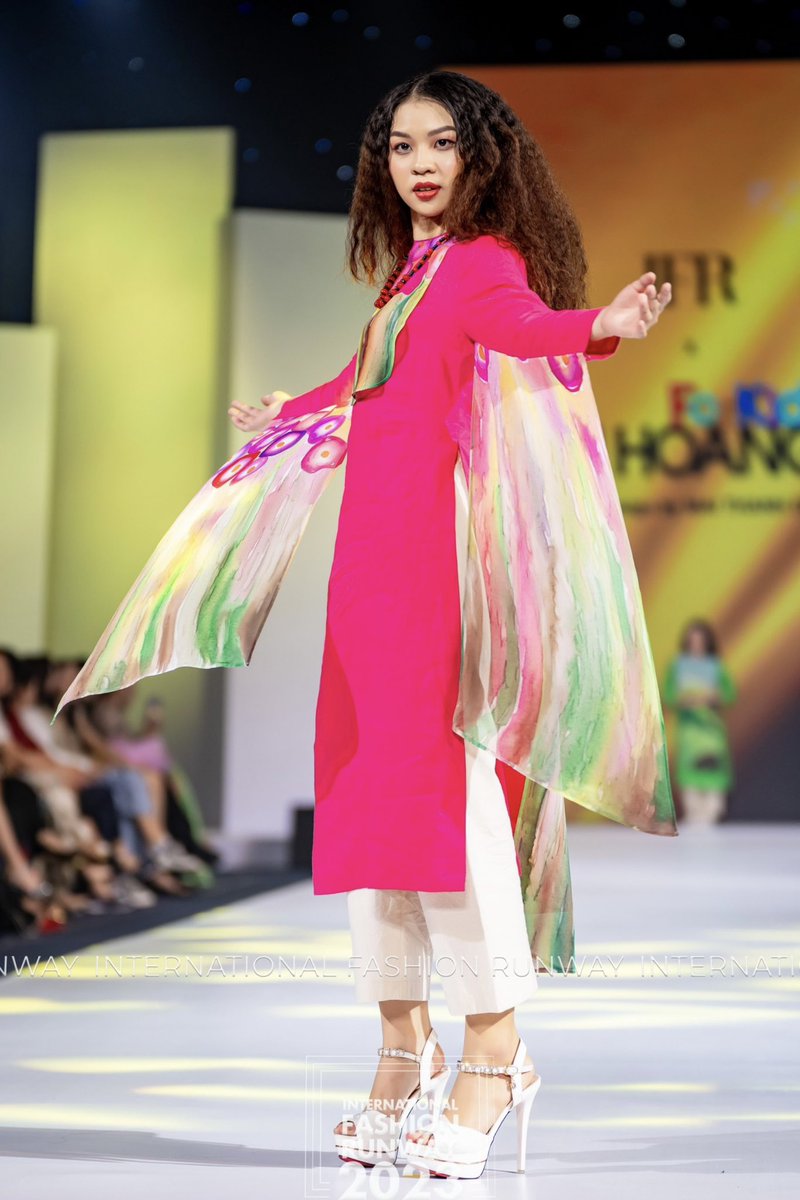 CrystalNguyen09's tweet photo. #NguyenNhatAnhMinh
#ModelNguyễnNhậtÁnhMinh
#ÁnhMinh  #CrystalNguyen
#Fashion #Model #Modeling #Fashionstyle 
#CáchXoaytrênsàndiễn #họccatwalk
#runwaywalk #modelrunway https://t.co/biVu7HiBOl